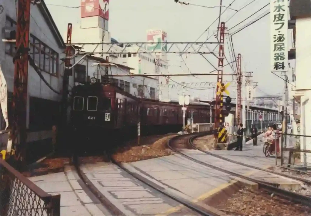 のせでん川西能勢口駅 東側の急カーブ