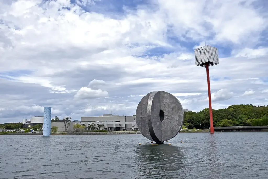 万博記念公園の夢の池噴水オブジェ1