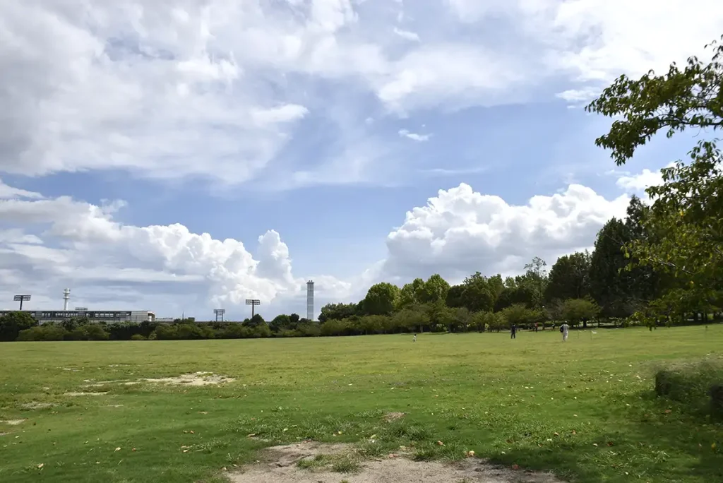 万博記念公園の広場