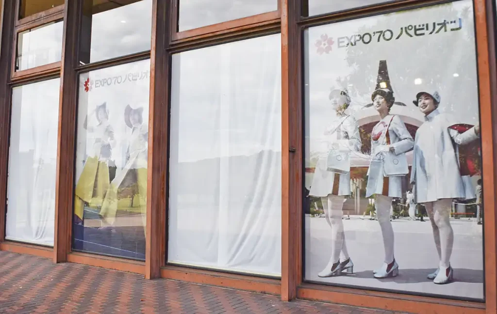 万博記念公園のEXPO70パビリオンの女性写真