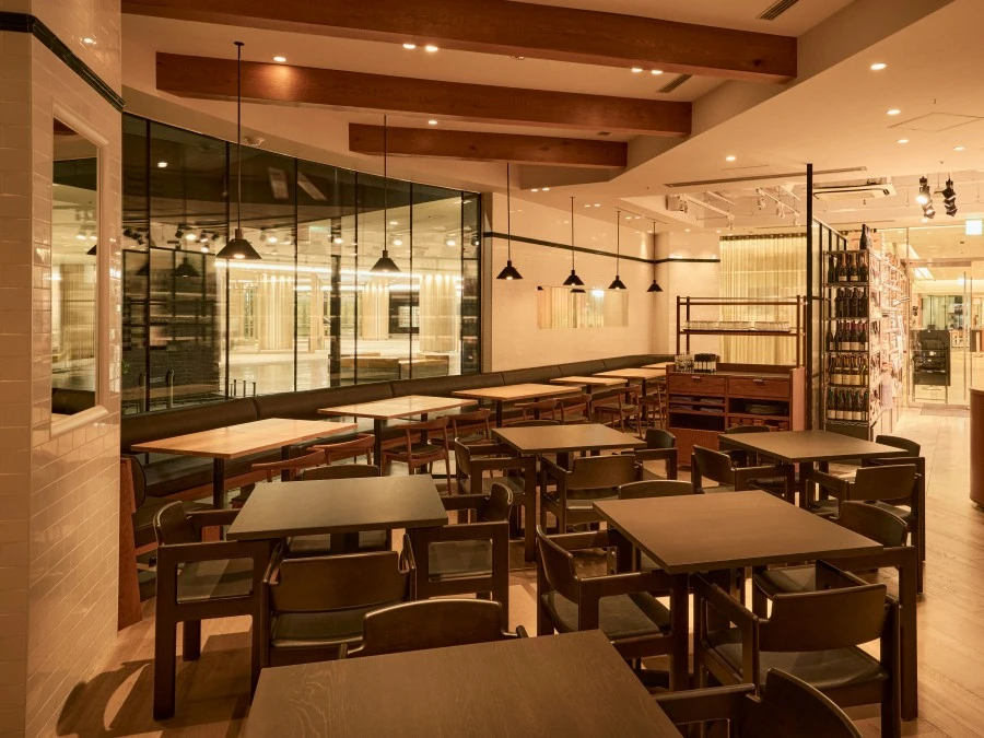 DEAN&DELUCAの夜の内観（マーケットテーブル）