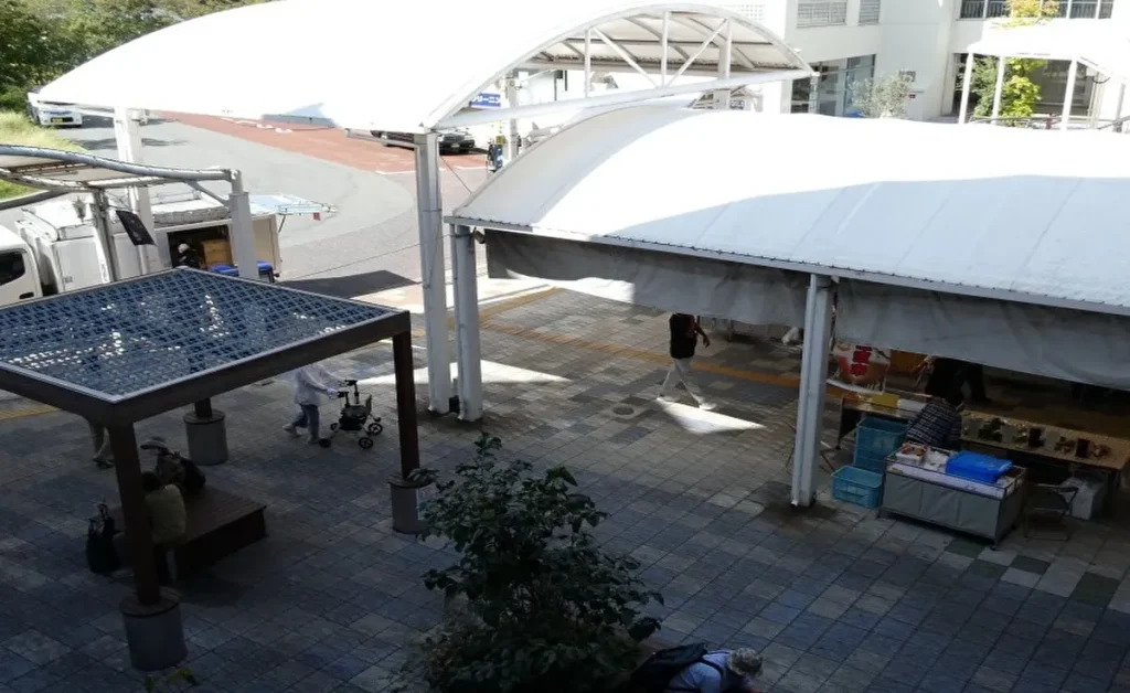 「dios北千里」　駅前広場　