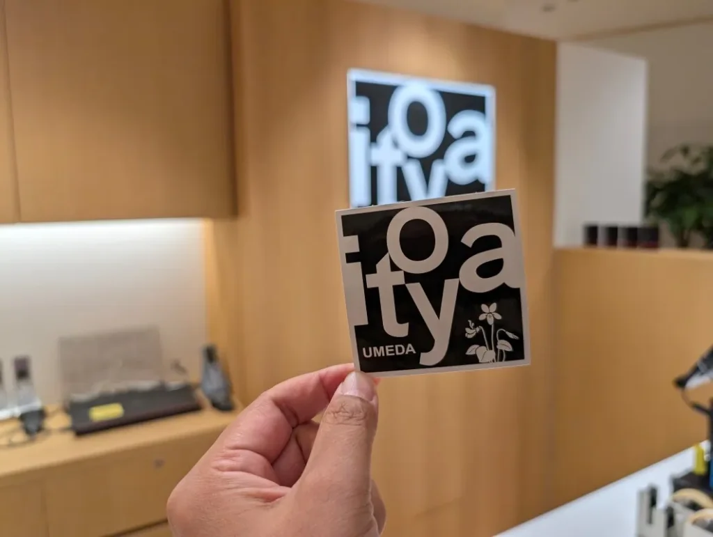 オープン記念でプレゼント中の伊東屋 うめだ阪急店限定ロゴステッカー