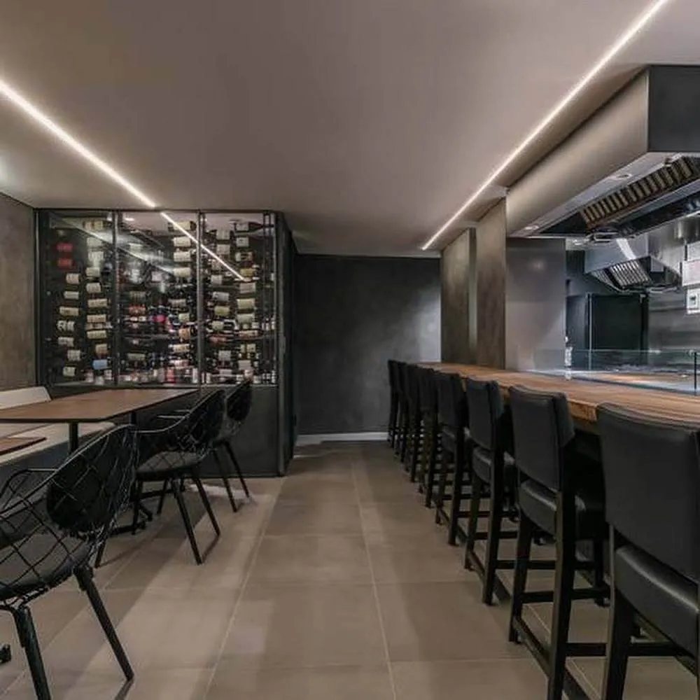 tanpopoのワインセラーとテーブル、カウンター席