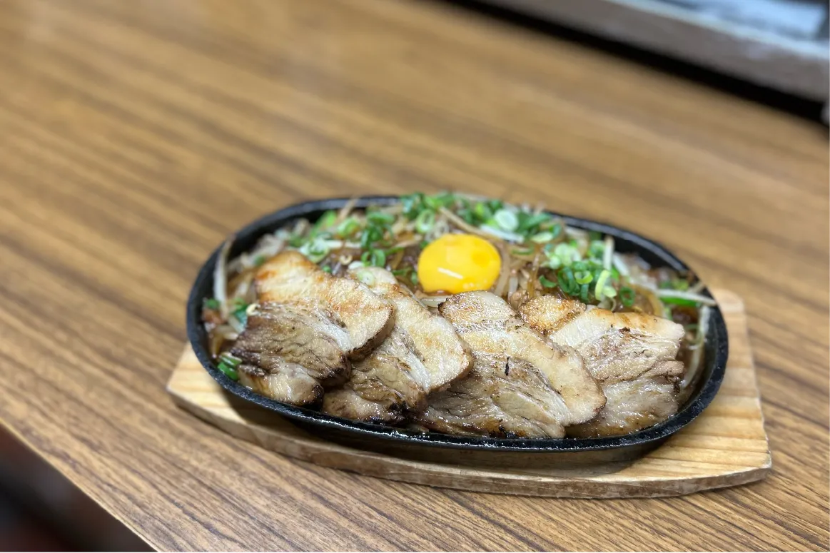 吹田市元町の「鉄板焼きグリル をかし」で、「大阪・関西万博」でも大好評だった「スイタヌードル」を実食！