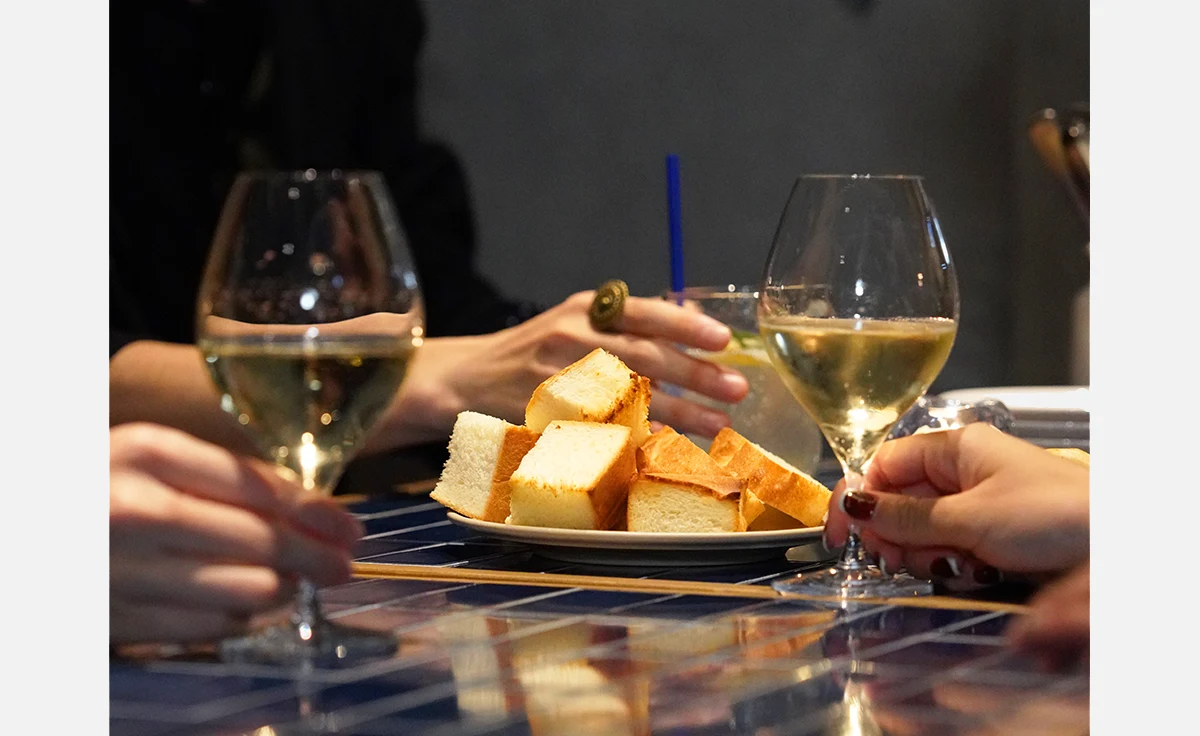 難波のBAKE & Cafe「UNREAL」で夜の新業態「パン飲みビストロ」を2025年11月1日からスタート！