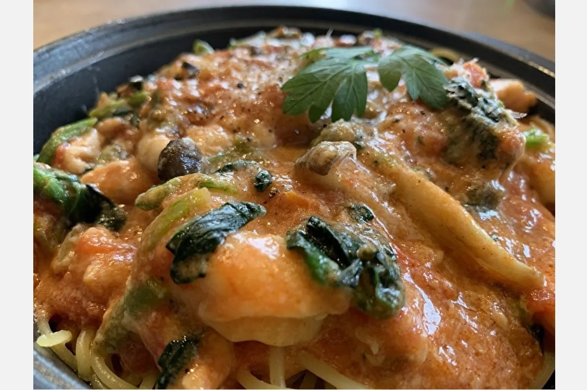 灘区高徳町「ジョリーパスタ」で人気の”鉄板パスタ”「ずわい蟹と赤エビのトマトクリームソース」は大きなエビカニがたっぷり！