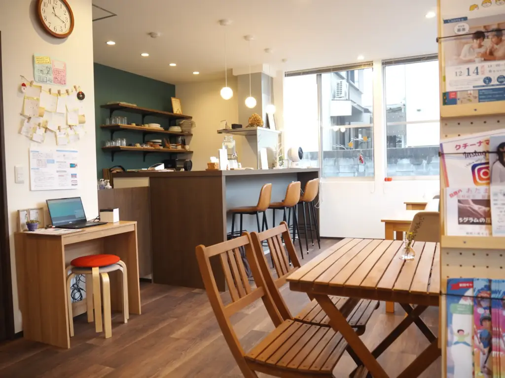 カウンターもあり広々とした店内