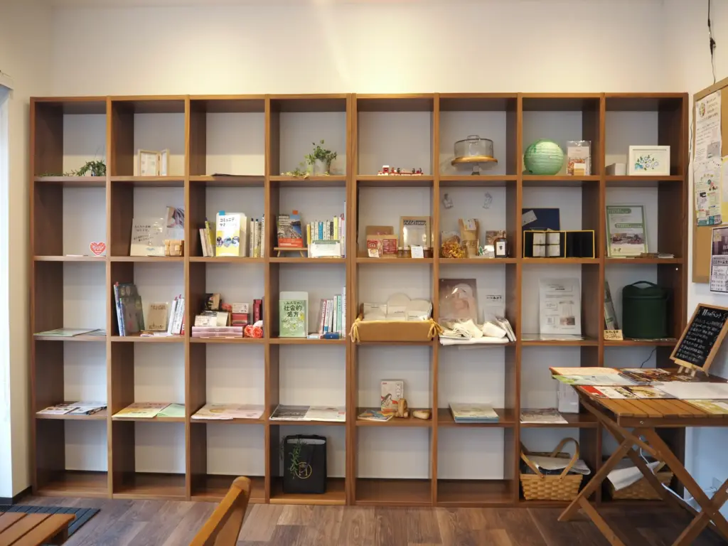 小箱ショップとみんなの本棚