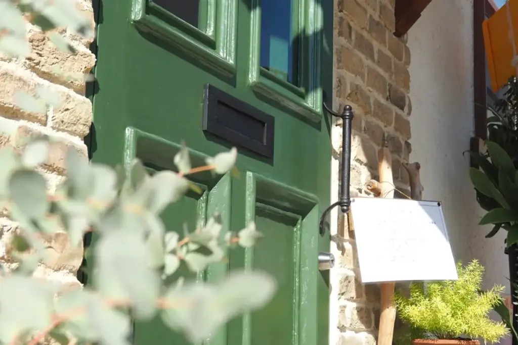 ユーカリの香りと色のドア