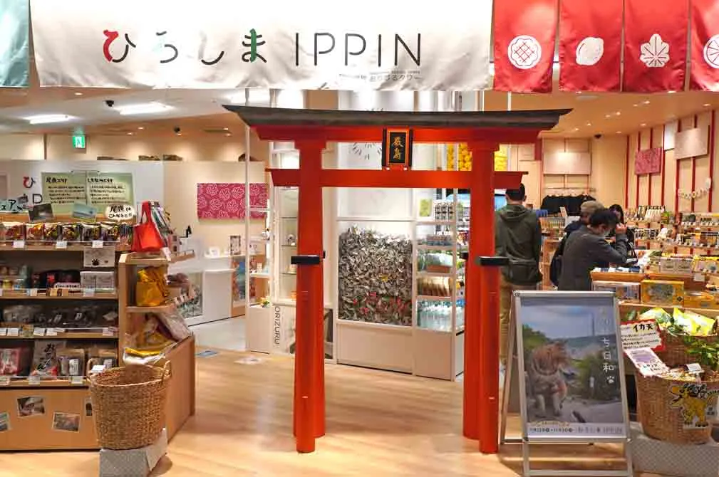 KITTE大阪のアンテナショップで日本各地のおいしいものを手に入れる。