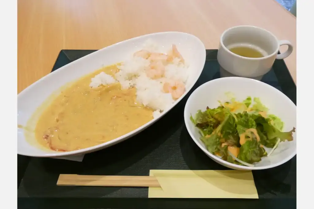 「グリルみんぱく」の「海老のココナッツミルクカレーライス」