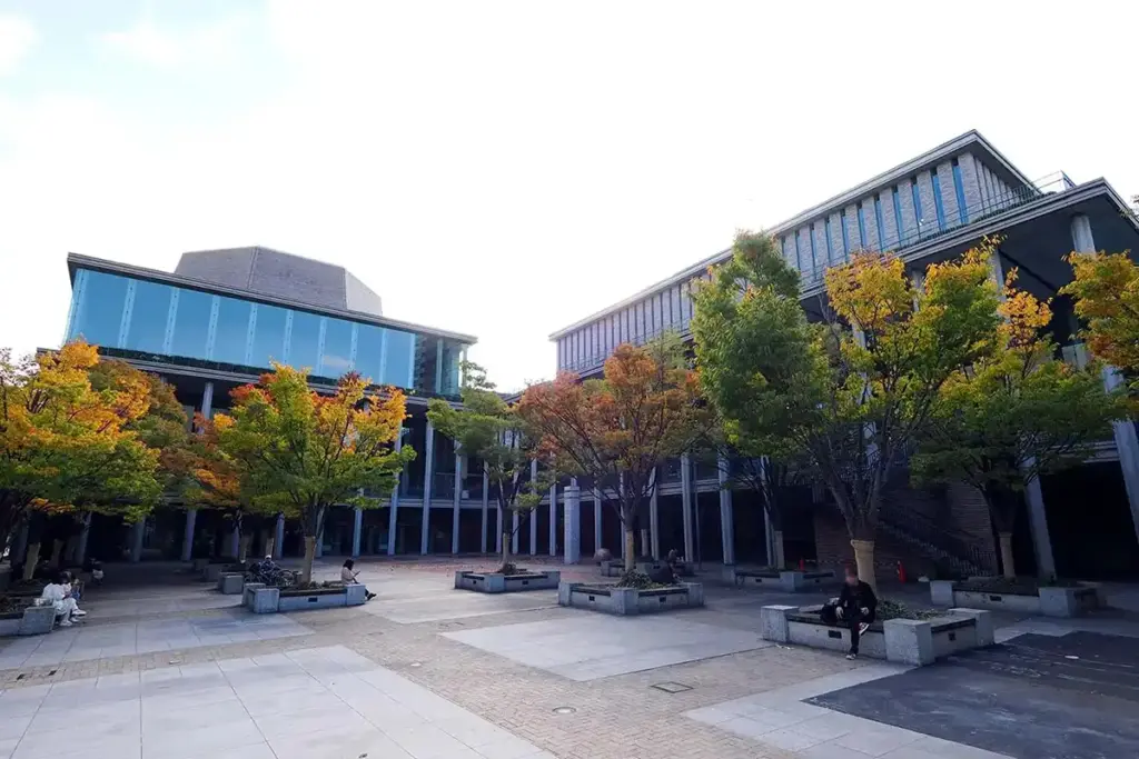 写真で見る関西のいま、むかし　第2回　西宮北口駅　兵庫県立芸術文化センター