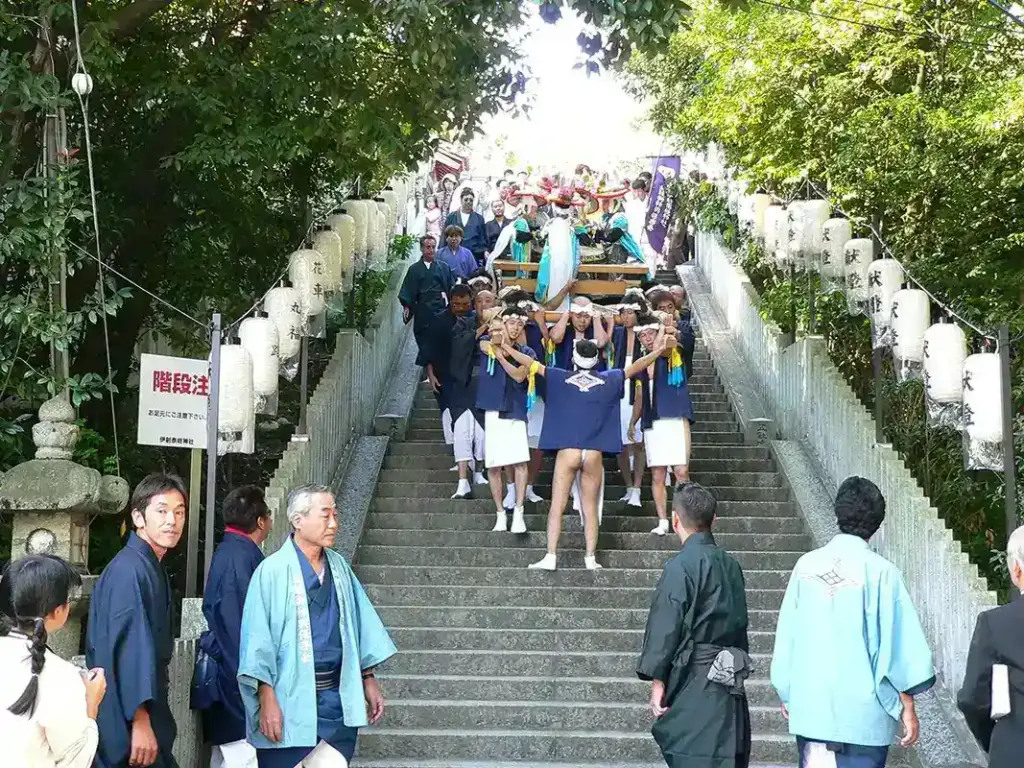 伊射奈岐神社　石段の巡行