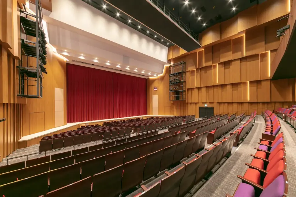 川西市キセラホール(客席からみるステージ)