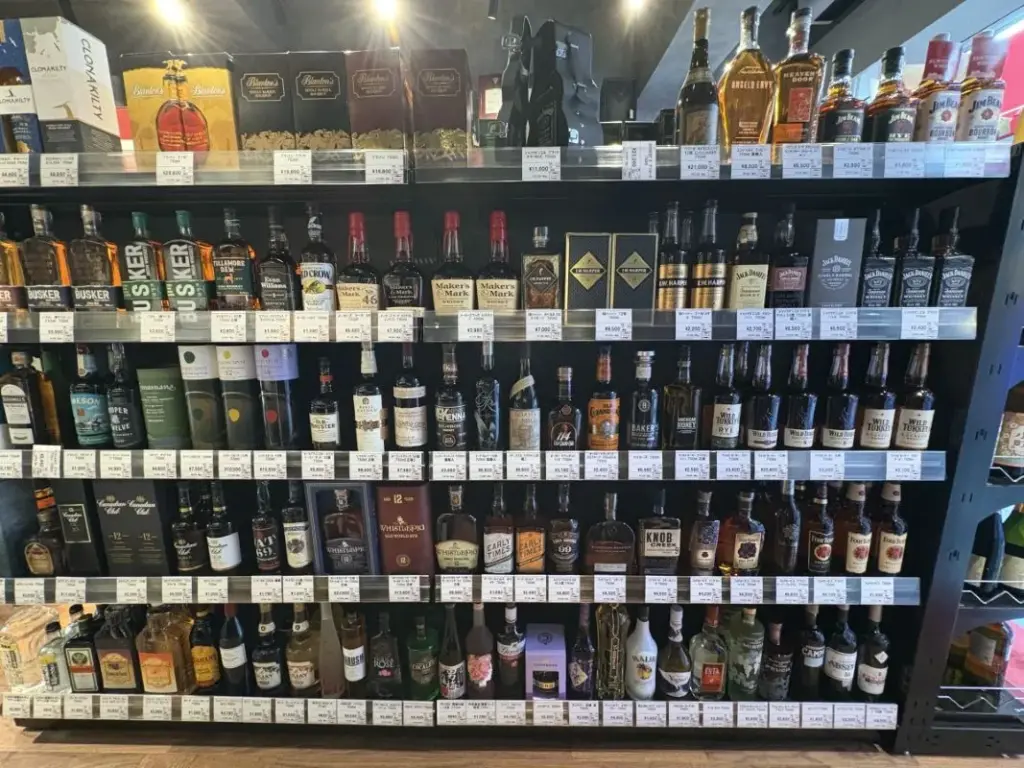 リカーベースONE西中島店の洋酒が並ぶ棚