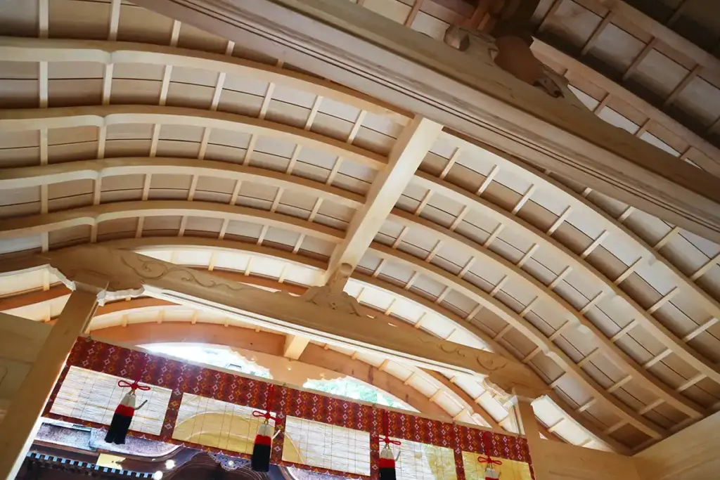 伊射奈岐神社　拝殿の屋根