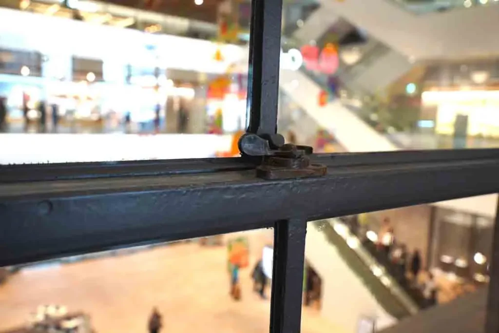 KITTE大阪の内観。ふり窓ガラスなども残る