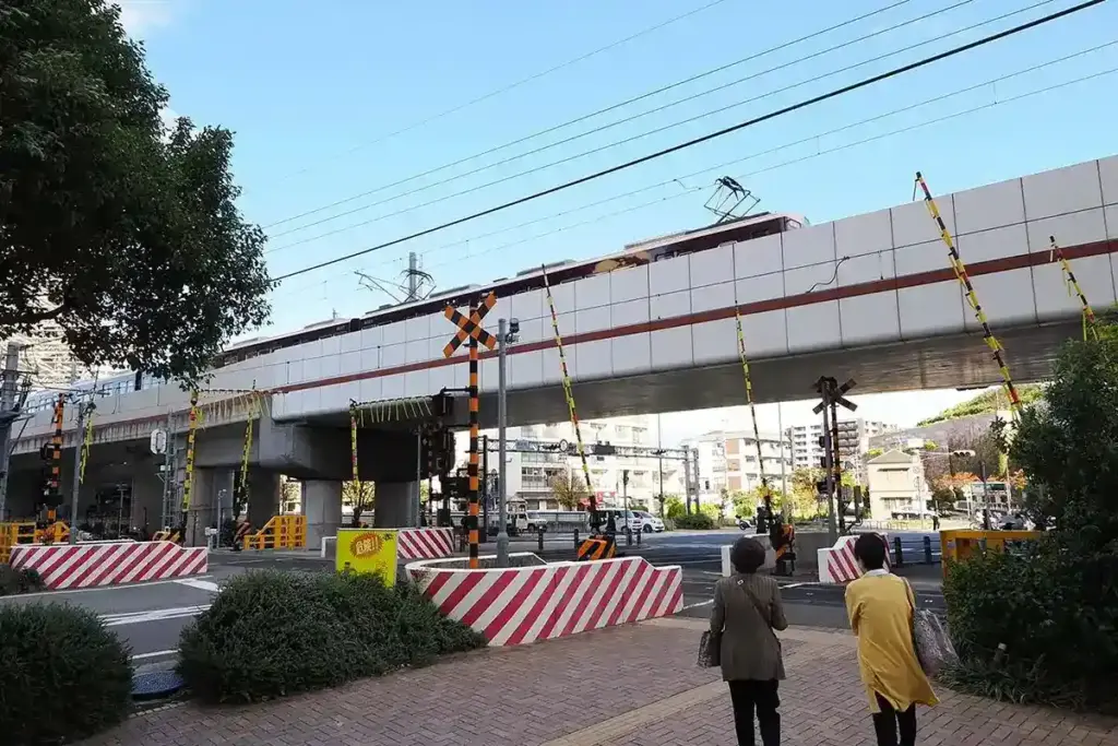 写真で見る関西のいま、むかし　第2回　西宮北口駅　球場前踏切　今津線
