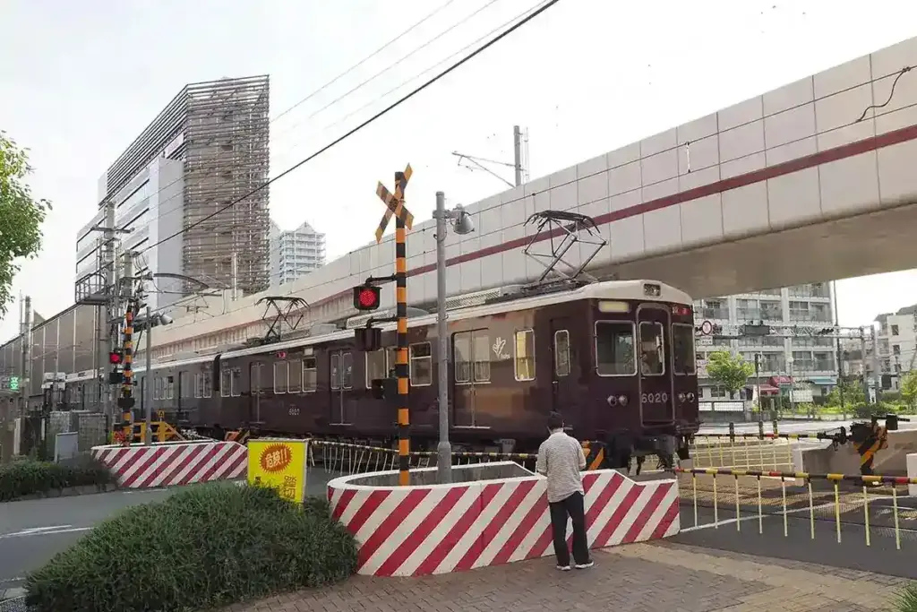 写真で見る関西のいま、むかし　第2回　西宮北口駅　球場前踏切　今津線