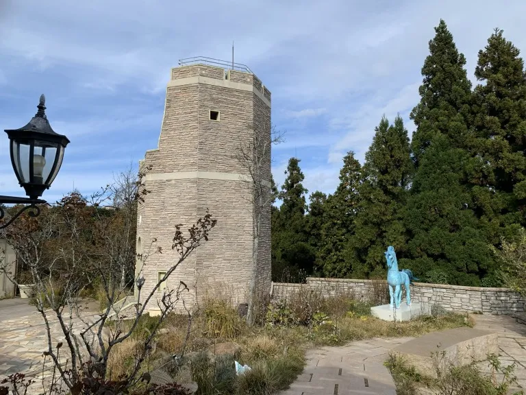 六甲ミーツアート　ガーデンテラス建物と作品