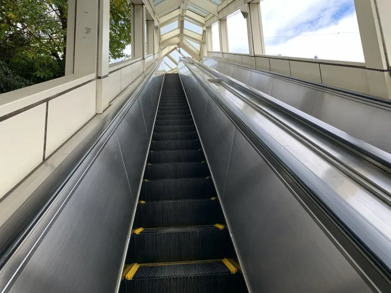 阪急六甲歩道橋　エスカレーター