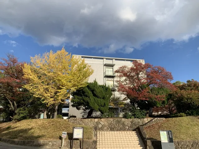 スターバックス　神戸大学店　学舎と紅葉