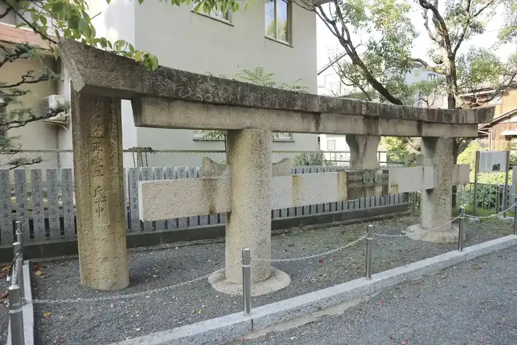 伊射奈岐神社　古い鳥居