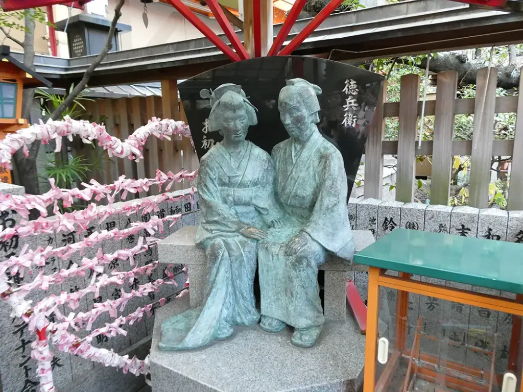 露天神社のブロンズ像
