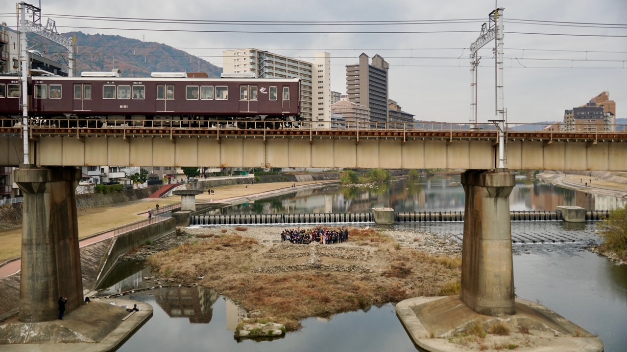 小説『阪急電車』に出てくる、武庫川の河原の石積みの『生』。今年も積みあがっています。
