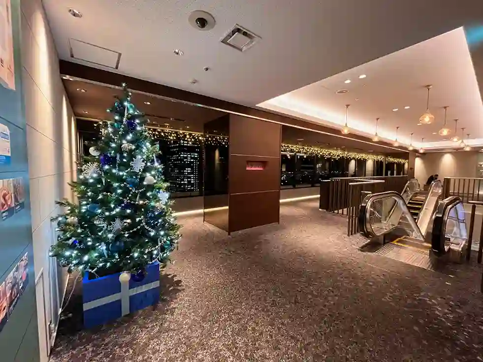 梅田・阪急32番街 空庭Diningのクリスマス。夜景と青い輝きのツリーがロマンチック