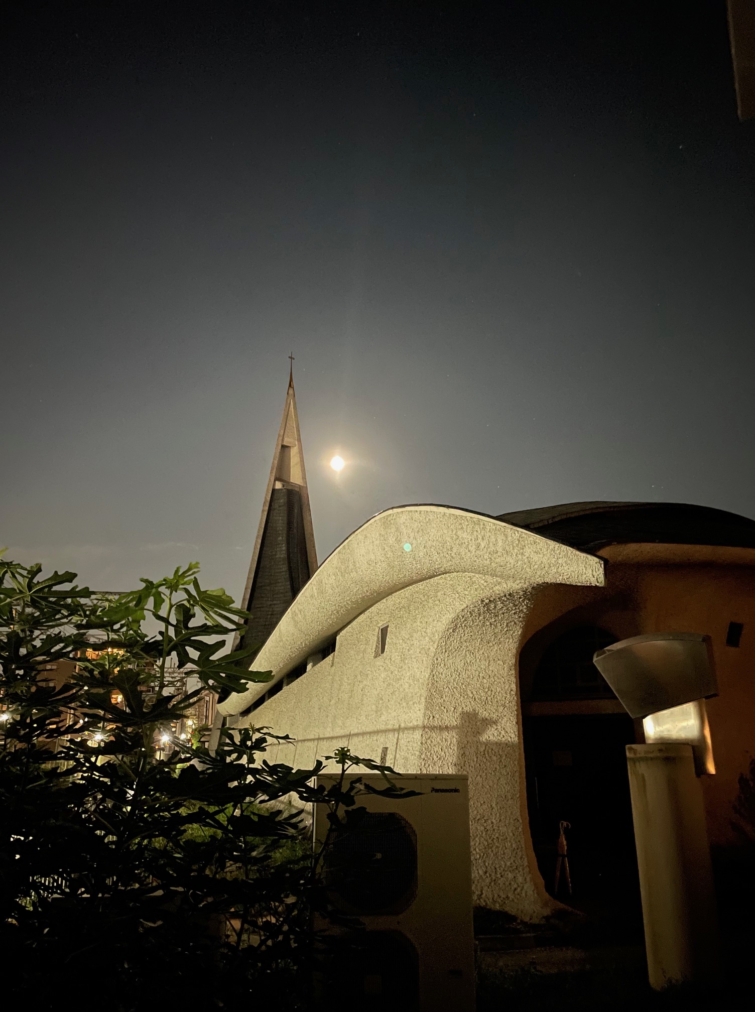 12月24日の夜、25日の朝にカトリック宝塚教会で行われるクリスマスミサ。信者でなくても降誕祭を祝うことができます。