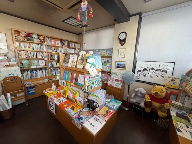 向日市の絵本専門店─ 「Books＆Cafe Wonderland」─1月6日(火)より『ちきゅうパスポート』 原画展を開催します