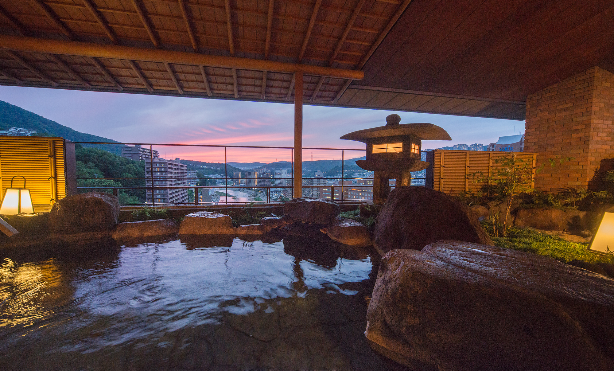 年女年男さんに朗報！宝塚温泉「ホテル若水」の宿泊料が半額です。