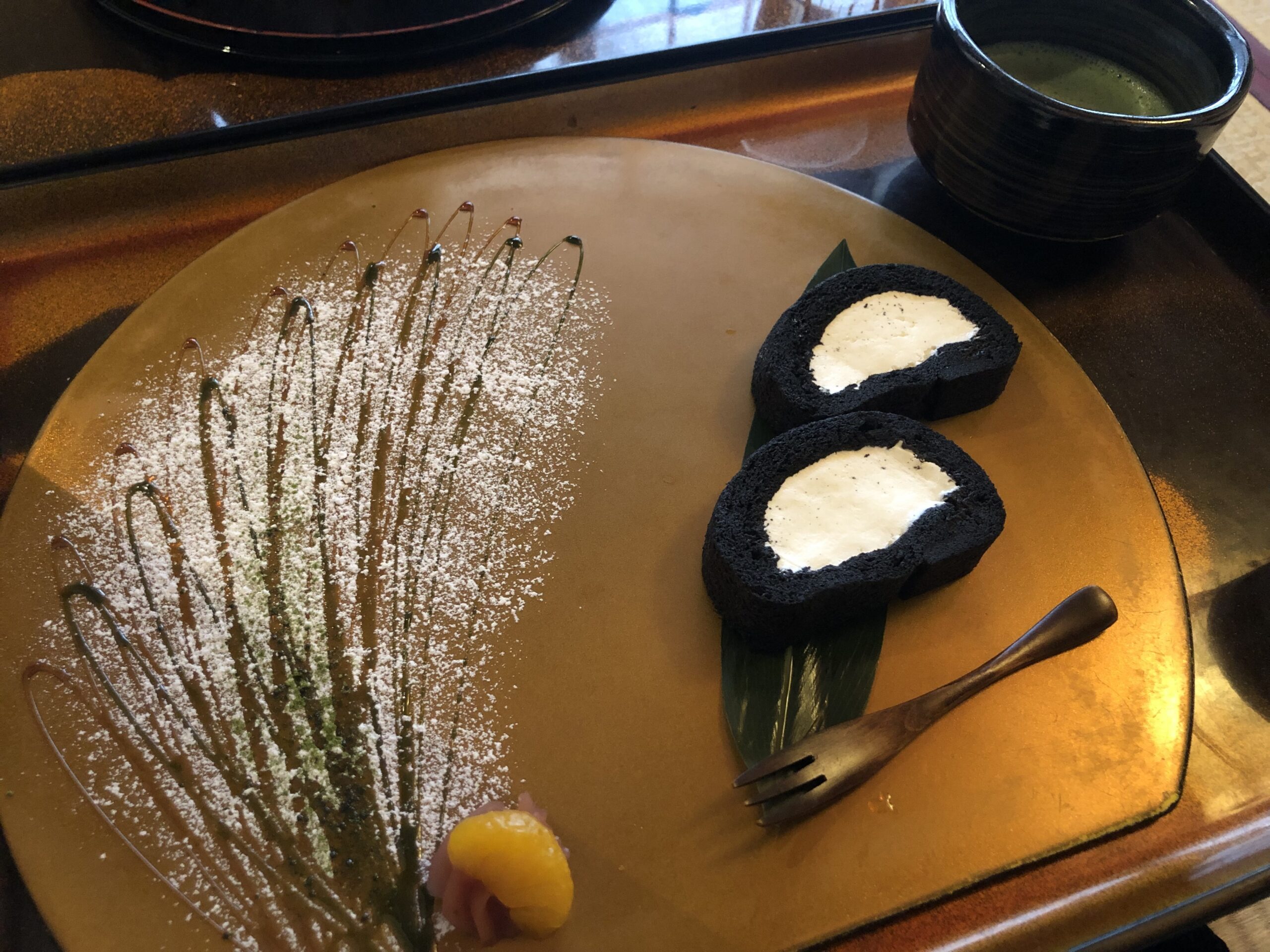 “イクスカフェeX cafe嵐山本店”お座敷で京都らしい抹茶クリームのロールケーキ、お団子を♪自分で焼けるお団子！