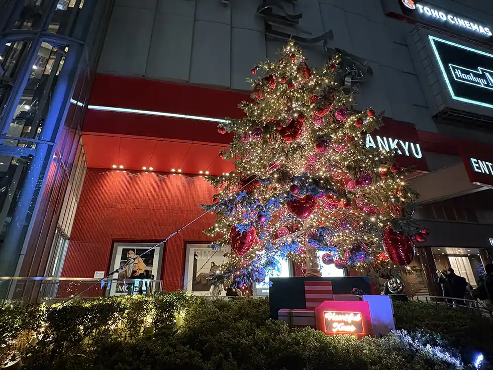 ハートのオーナメントがきらめく梅田・HEP FIVEのクリスマスツリー！多彩なイベントも要チェック