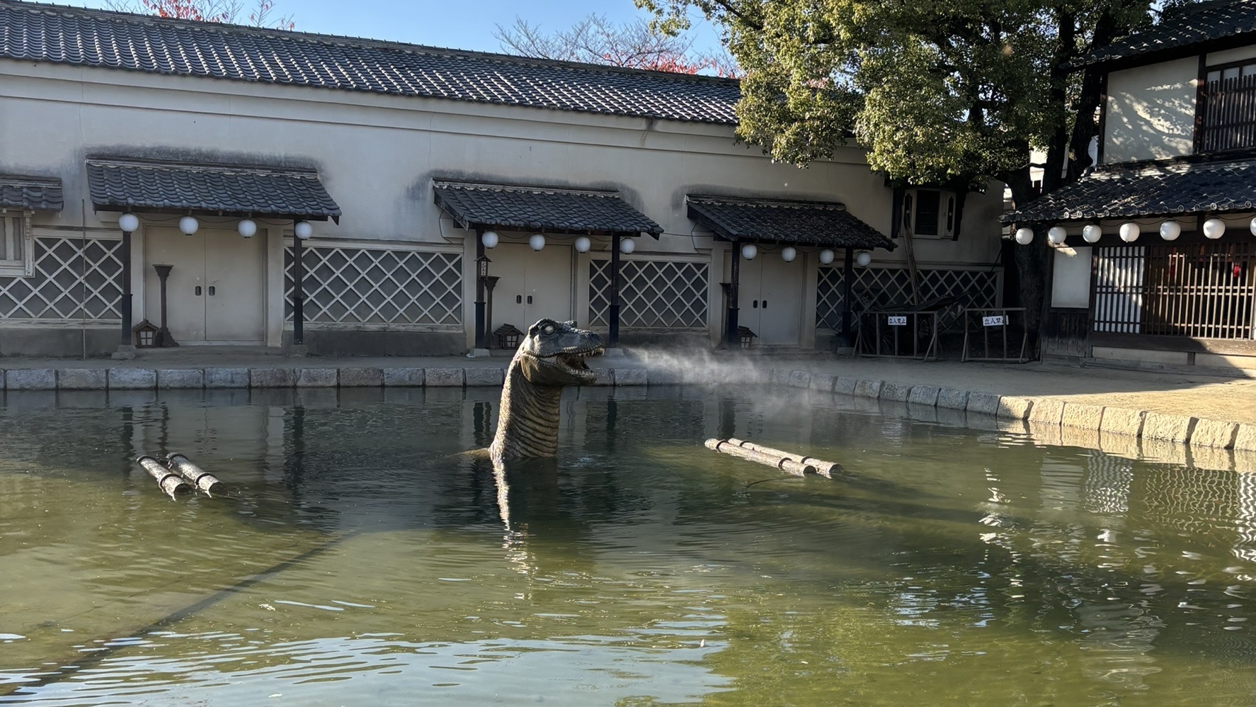 “東映太秦映画村”池から現れる「港町の恐竜」。2026年1月12日で見られなくなります。3月28日からのリニューアルオープンに向けて