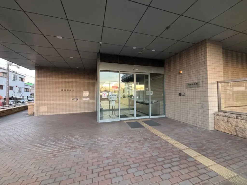 西南図書館入口