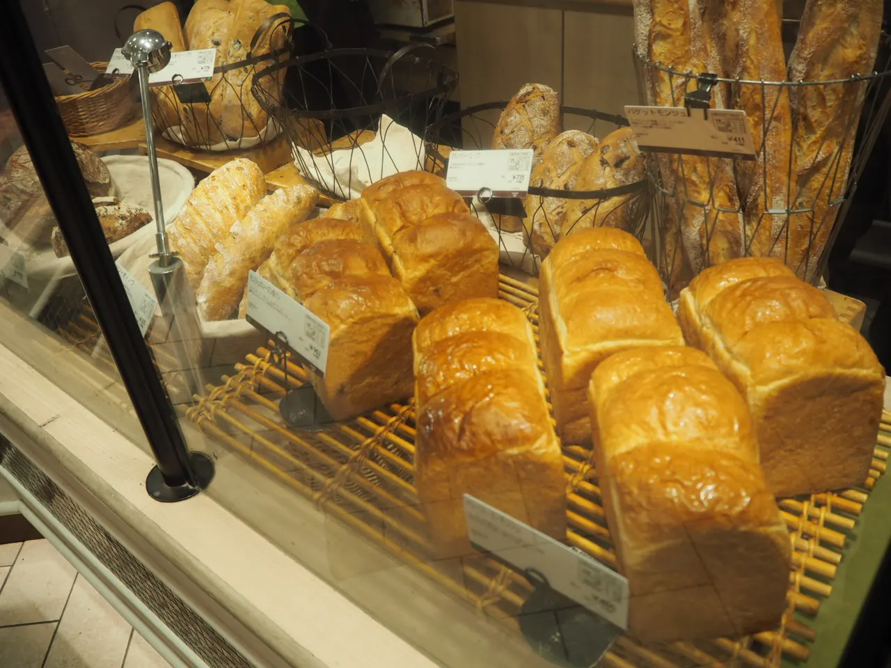 【食べログ百名店】ル・ブーランジェ・ドゥ・モンジュ うめだ阪急店（le Boulanger de monge）のおすすめパンとアクセスを徹底解説！