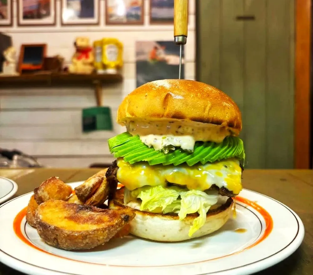 箕面桜井｜ド迫力のアメリカンハンバーガー｜つなぎ無し100％ビーフ★超粗挽き肉の大重量パテに特製ソースがからむ｜腹ペコで行って満腹になる一皿