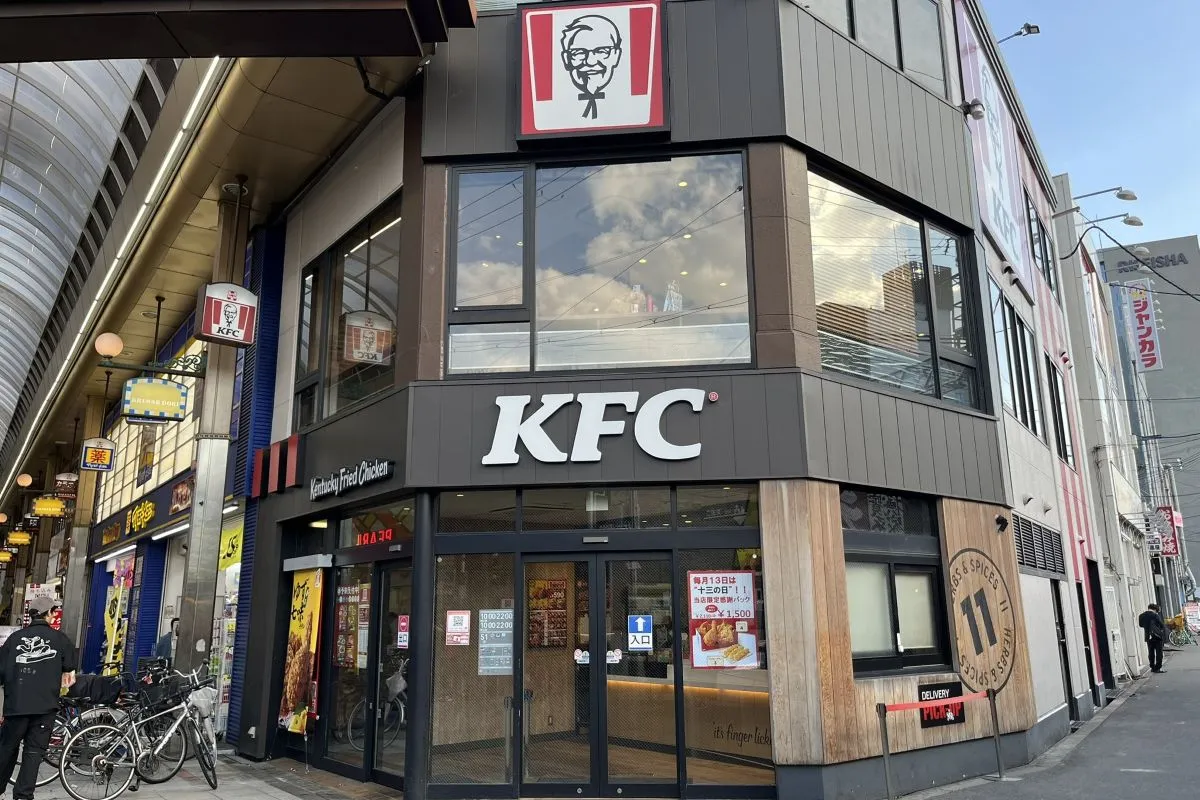 「ケンタッキーフライドチキン 十三東口店」では、毎月13日にお得な“限定感謝パック”を販売！