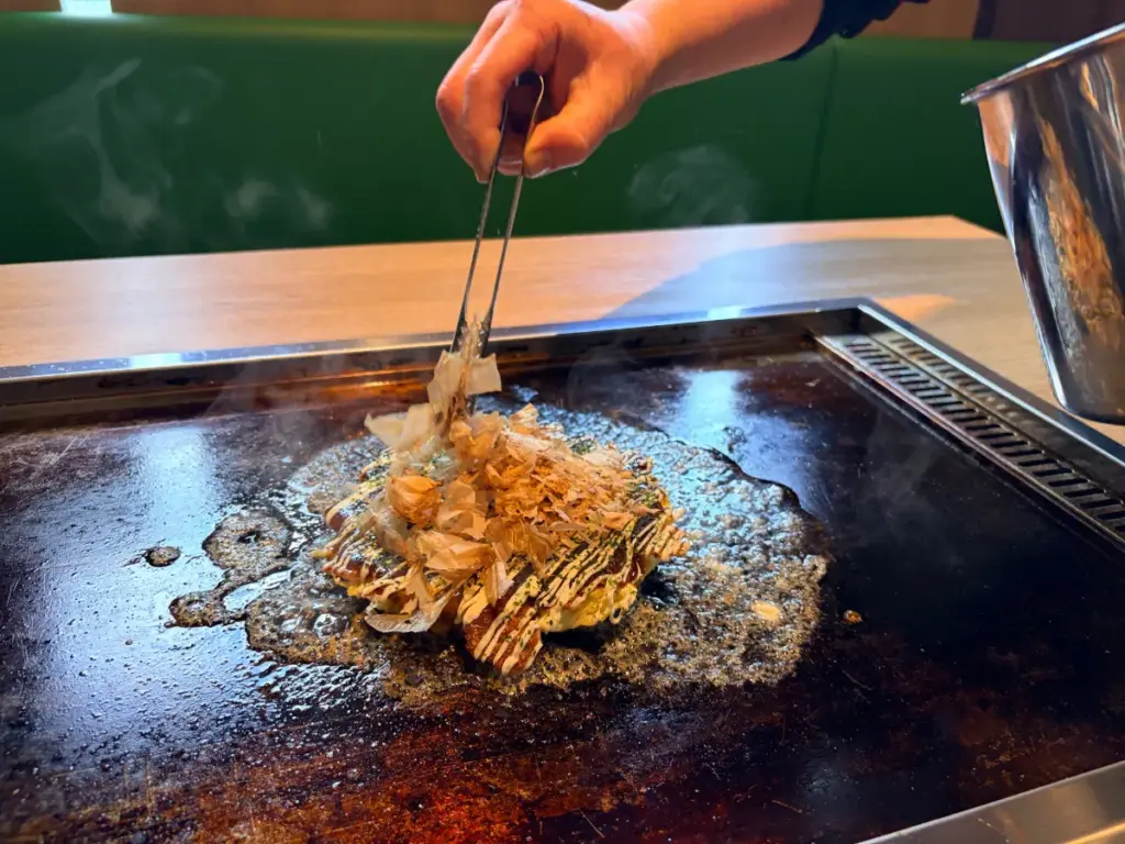 「お好み鉄板 武庫之荘」のお好み焼きの仕上げ