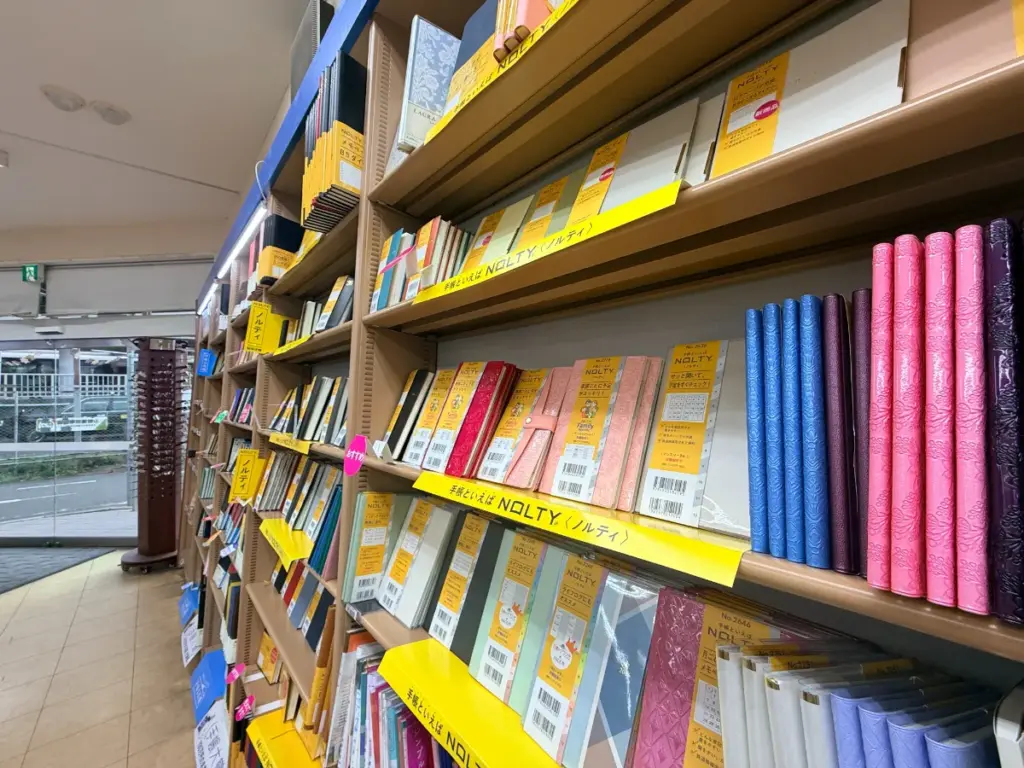 田村書店の手帳棚