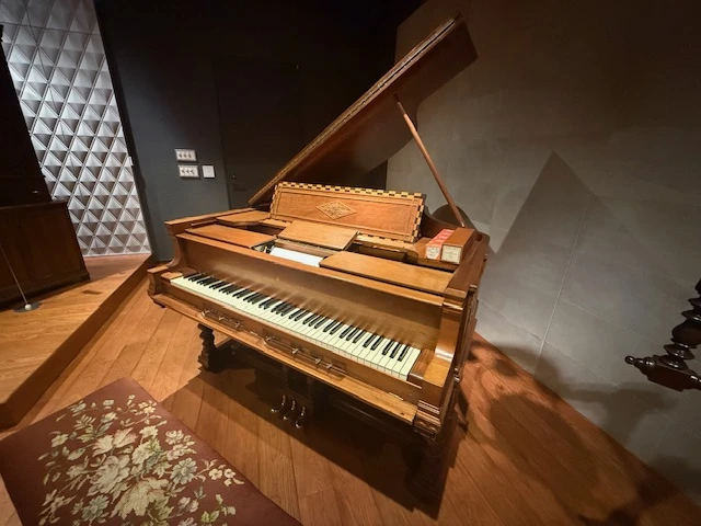 ピアノ型オルゴール