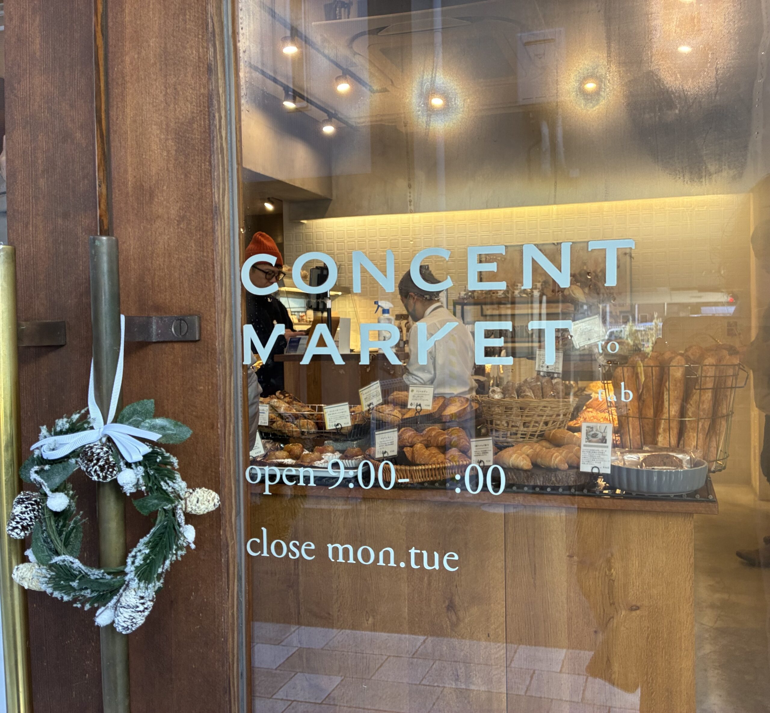 CONCENT MARKET to table宝塚店の人気のシュトレン。12月25日まで、店内でワインやチャイと一緒にいただけます。