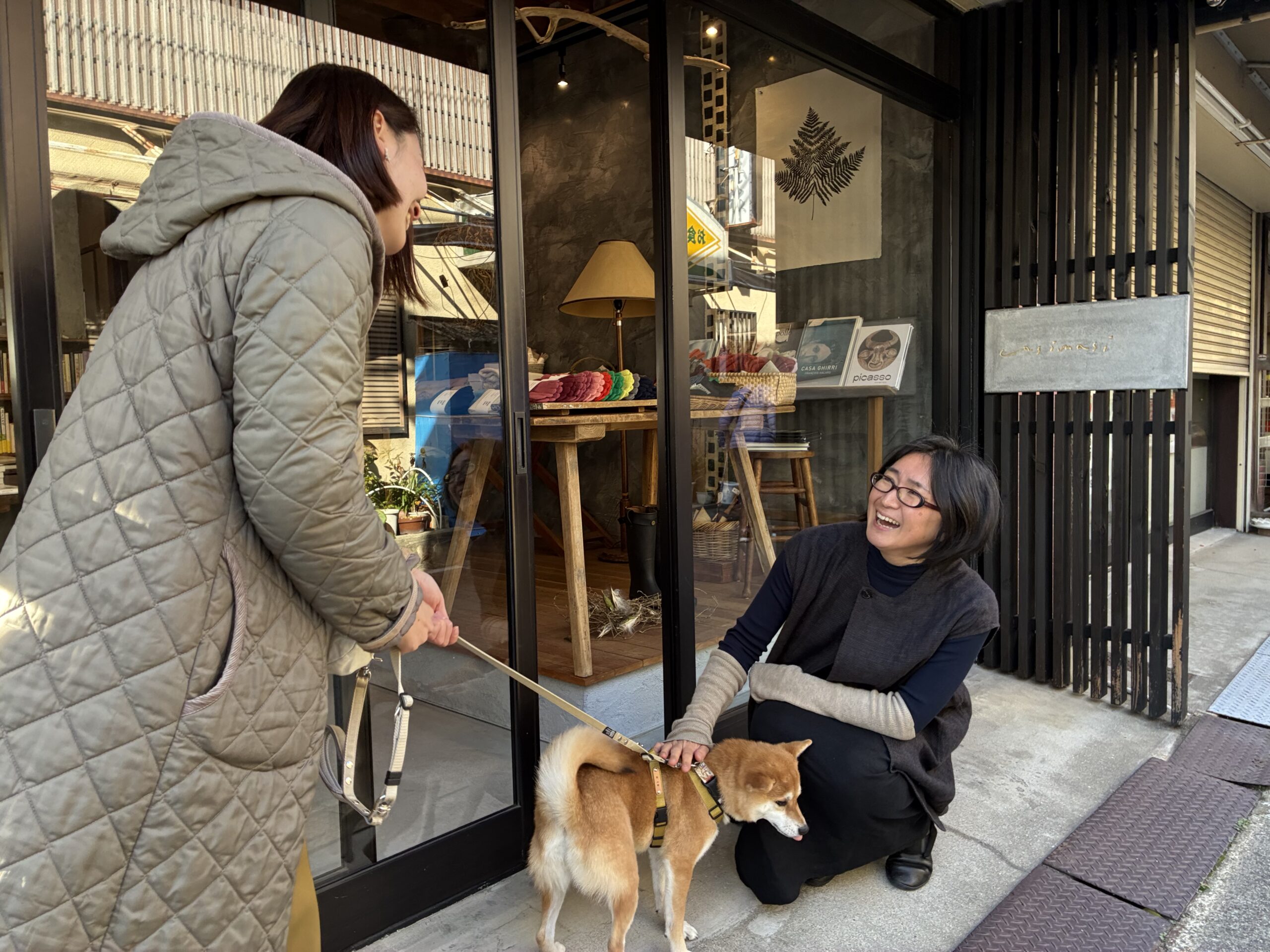 清荒神の参道でほっこり。「casimasi」の店主・杏子さんの冬のおすすめは心も温まる靴下と腹巻。