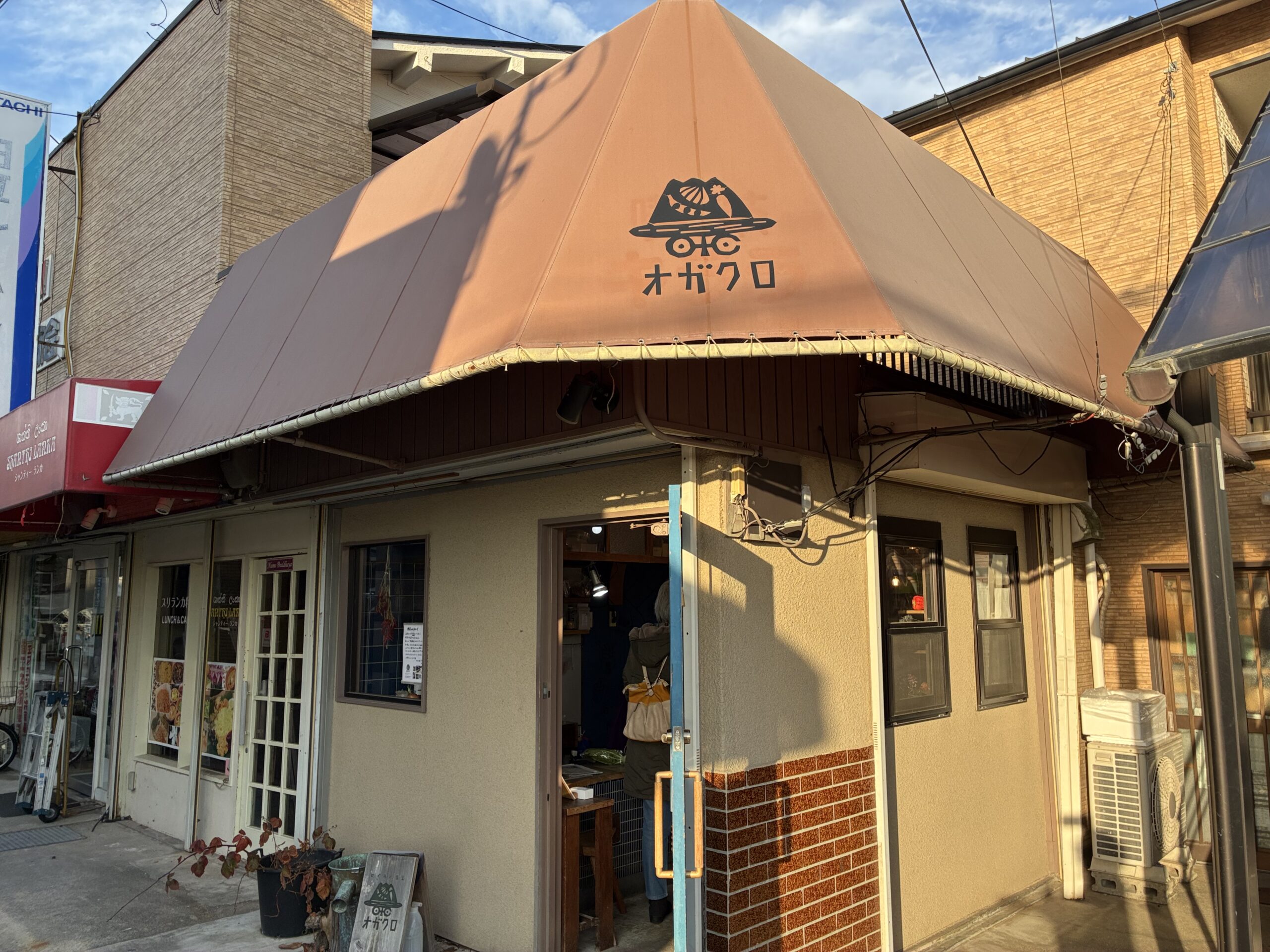 惜しむファンが詰めかけた名物八百屋「オガクロ」の閉店日。「山本が好きだからこれからもお付き合いよろしく」と出口夫妻からの伝言です。