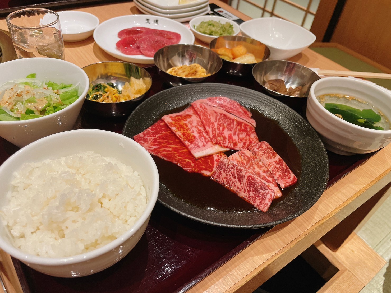 店内に広がる竹林の中で味わう焼肉。桂五条店限定の特別空間「天壇」