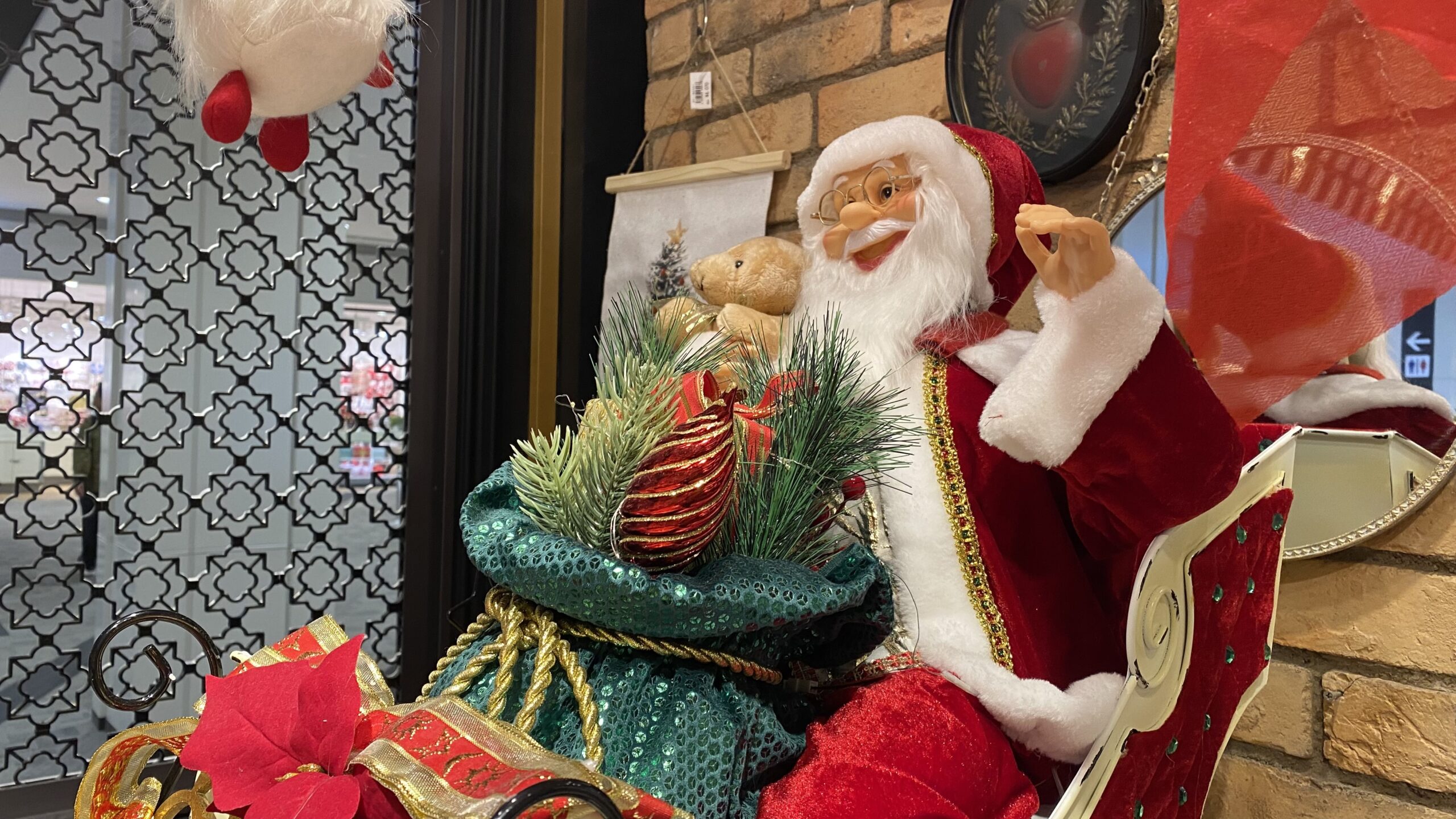 表情豊かでユニークなポーズのサンタさん♪イオンモール京都桂川。ハンプティーダンプティー面白いクリスマスのグッズ