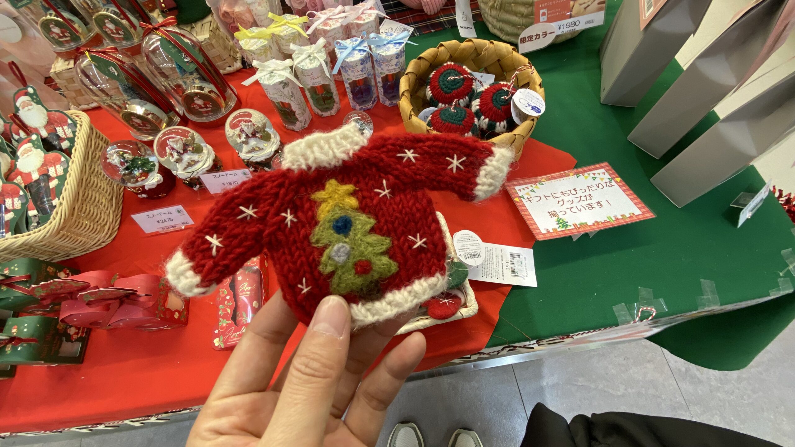 “ふたば書店”ラクセーヌ店-洛西地域で唯一の大きな本屋さん-クリスマスのグッズが並んでいました♪